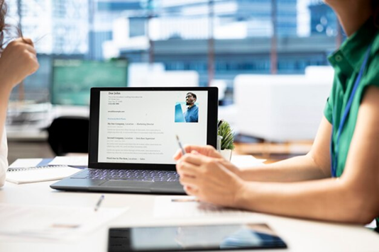 Features of an AI professional resume maker interface